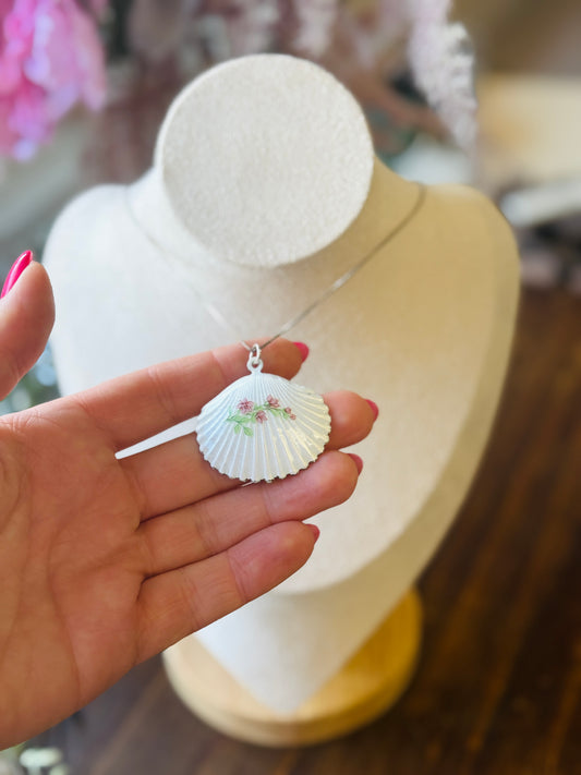 Vintage & Rare Enamel Sea Shell Necklace