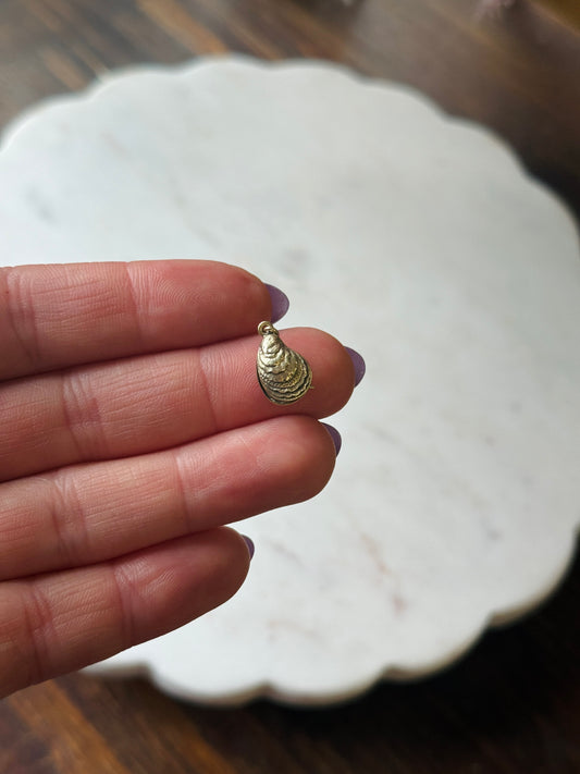 Vintage 14k oyster charm
