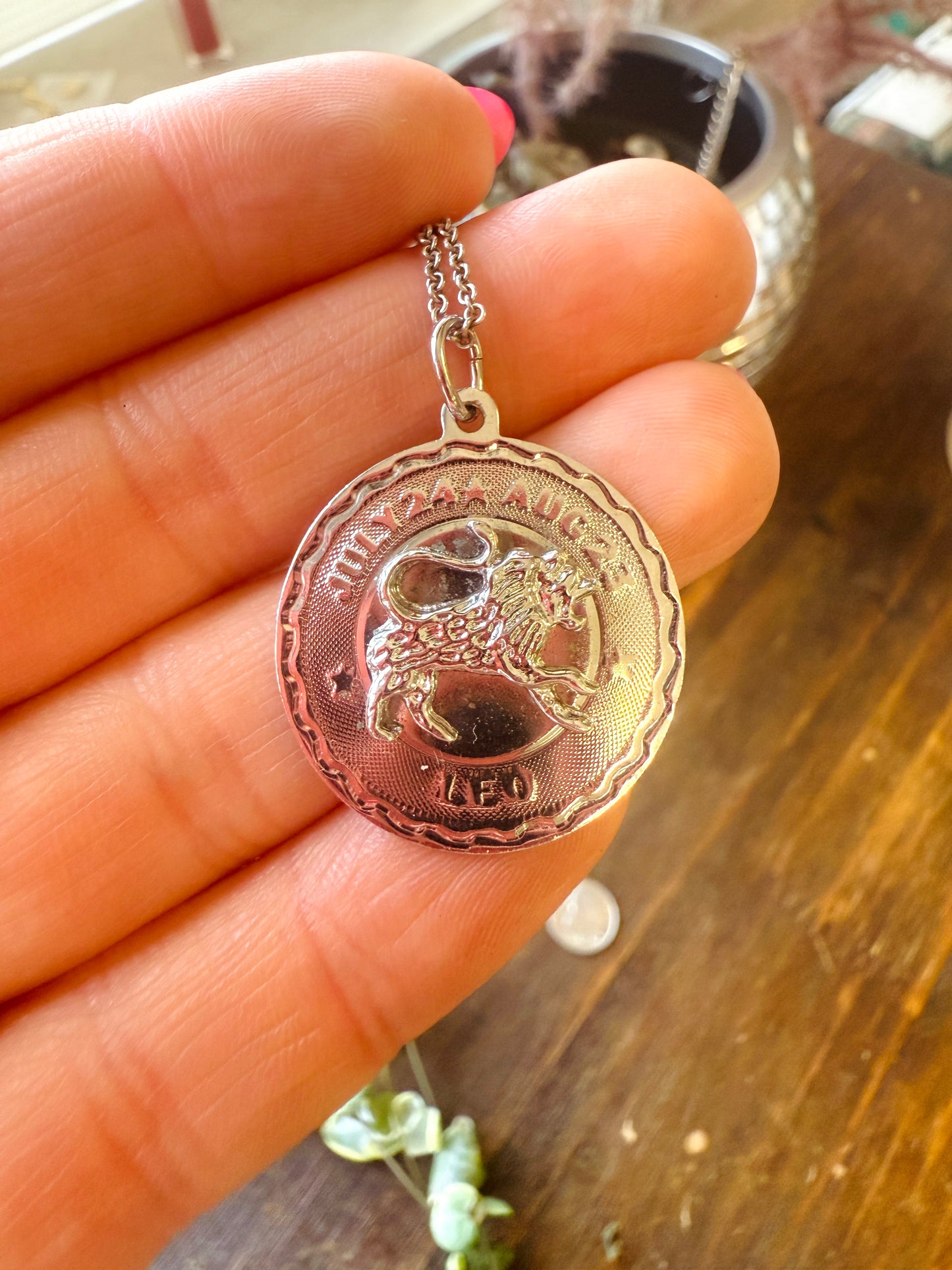 Vintage1 970S  Leo Zodiac Necklace